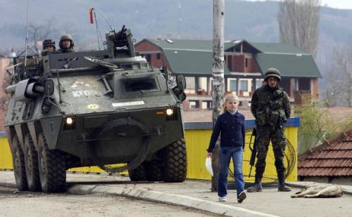 НАТО съкращава контингента си в Косово