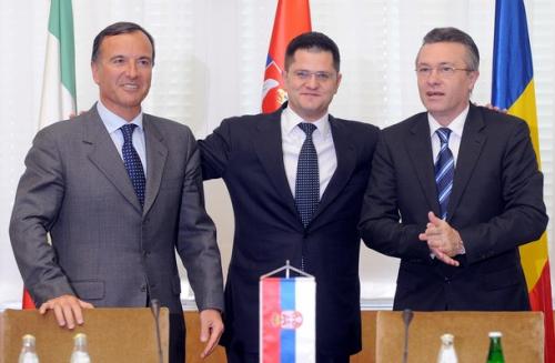 Фратини: Сърбия сътрудничи с трибунала в Хага и ЕС трябва да го признае
