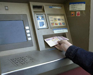 Двама българи изтеглили в Скопие 50 000 евро с фалшиви банкови карти 