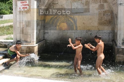 Роми си направиха басейн на една от най-старите плевенски чешми 