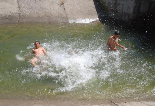 Ромчета се къпят в забранен водоем