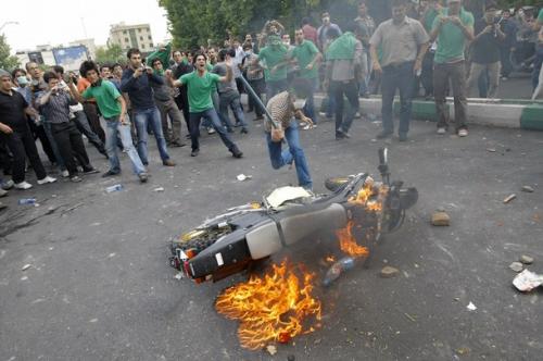 Протести след преизбирането на иранския президент Ахмадинеджад
