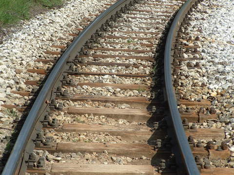 Прекъсването на влаковото движение между гарите Долно Камарци и Пирдоп продължава до 23-ти юни