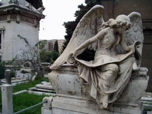 Продават мавзолеи и параклиси в исторически римски гробища 
