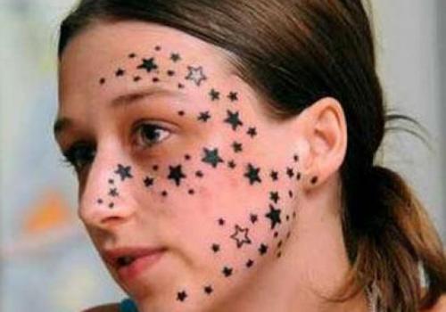 Татуирал й 56 звезди на лицето, докато спяла