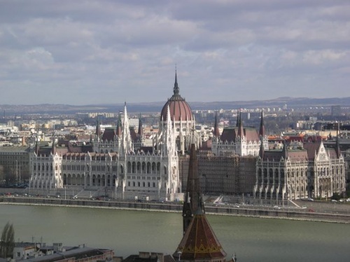 Унгария затваря посолства заради кризата