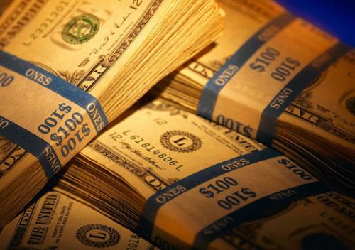 22-годишен внесе 44 000 фалшиви долара в банка 