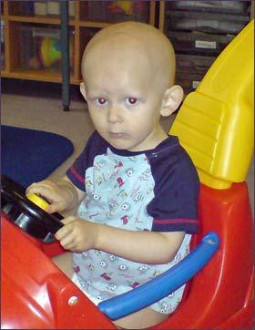 Момченце на 13 месеца с рак на тестиса, побеждава го