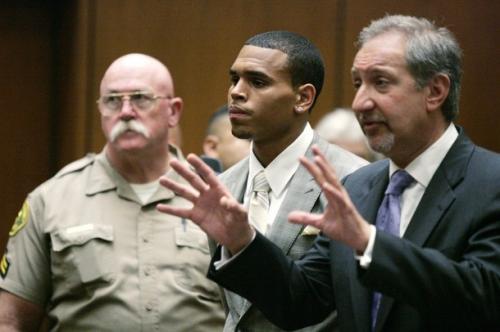 Крис Браун се призна за виновен и сключи сделка със съда