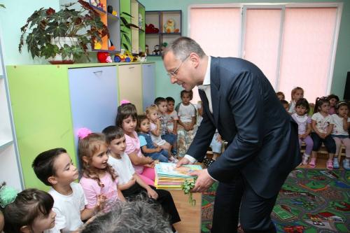 Станишев: Ще продължим да инвестираме в детски градини и ясли