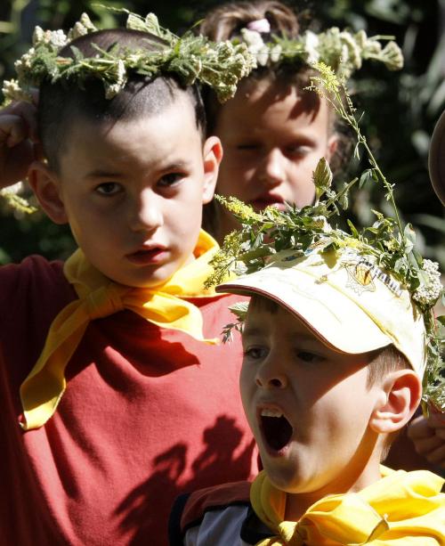 Децата във Варна отпразнуваха Еньовден 
