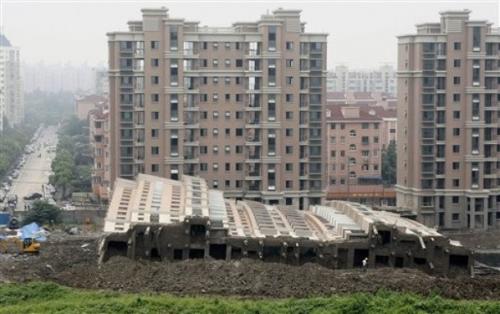 В Шанхай рухна 13-етажен жилищен блок