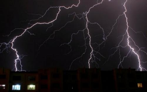 3 мълнии в секунда по време на буря в Китай
