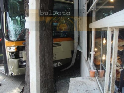 Автобус от градския транспорт катастрофира в Пловдив