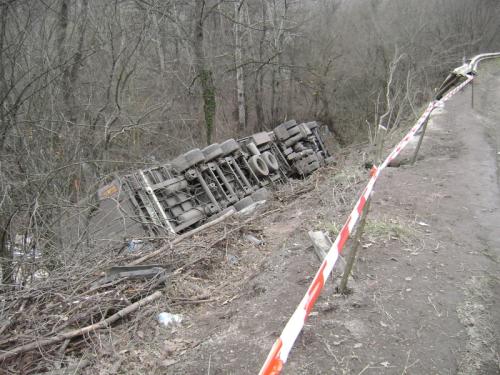Товарен автомобил се преобърна край Плевен, шофьорът загина на място