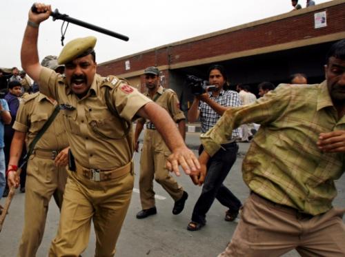 Убиха 30 полицаи в Индия