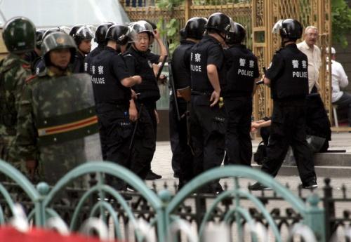 Китайски полицай застреляха двама уйгури