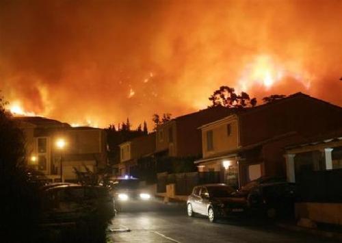 Голям пожар се вихри във Франция