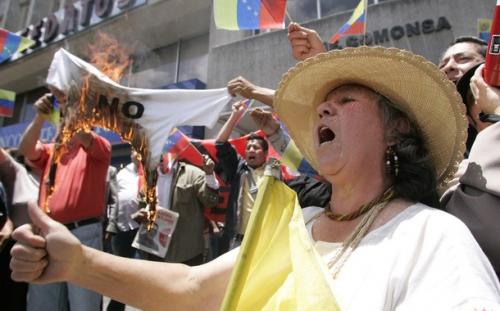 Хиляди на протести срещу Чавес
