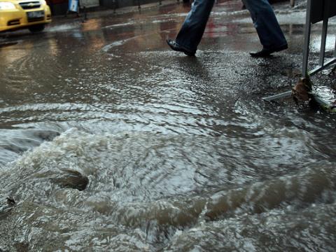  Дъждът наводни улиците в Бургас 