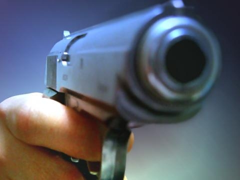 Младеж простреля неволно 14-годишно момиче с газов пистолет