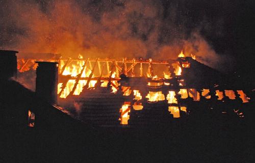 Жена изгоря в къщата си, пожарът лумнал от свещ 