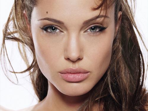 Анджелина Джоли изглади отношенията с баща си
