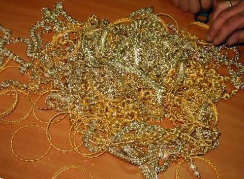 Митничари откриха злато за 60 000 лв. в дамска чанта, собственост на мъж