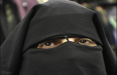 Ислямисти публично наказват жените за носене на сутиени