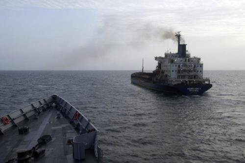 Сомалийски пирати искат да избият екипажа на отвлечен кораб