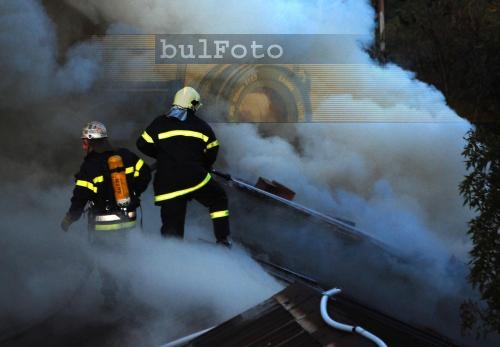 Роми вдигнаха на крак пожарникарите в Благоевград