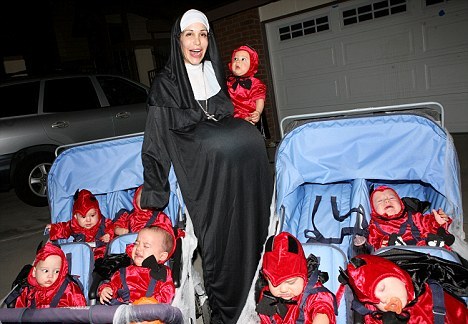 Бременна монахиня с 8 дяволчета