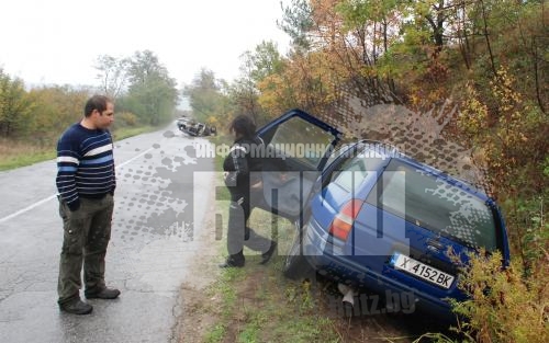 Дупки на пътя обърнаха две коли край Хасково