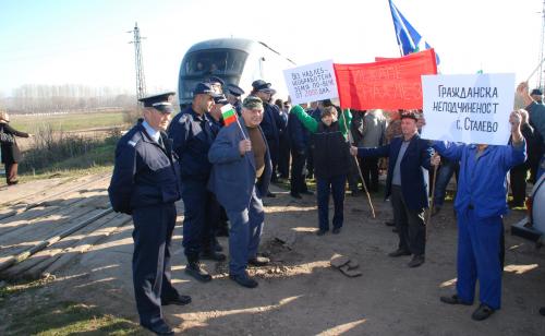 Хората от Сталево спряха влака, обещаха да режат и релсите на линията