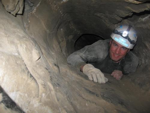 Мъж заклещи главата си в пещера и не оцеля