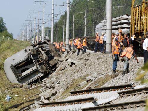 Влак дерайлира, 25 души загинаха