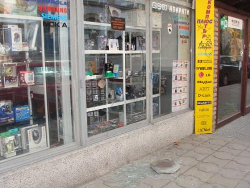 Наглеци разбиват магазини в центъра на Пловдив