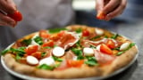 "Яжте пицата с лепило": Получаваме шокиращи съвети от ИИ
