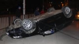 Първо в БЛИЦ! Зрелищна катастрофа в София, шофьори изскочиха да помагат 