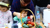 Фоторепортаж в БЛИЦ: Феерия от цветове и радост в сърцето на София на Велики четвъртък 