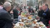 Чудо невиждано: Комшии си устроиха пиршество на улица в Бургас