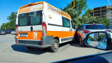 Зрелищно меле в София: Жена се заби в линейка, а шофьорът...СНИМКИ