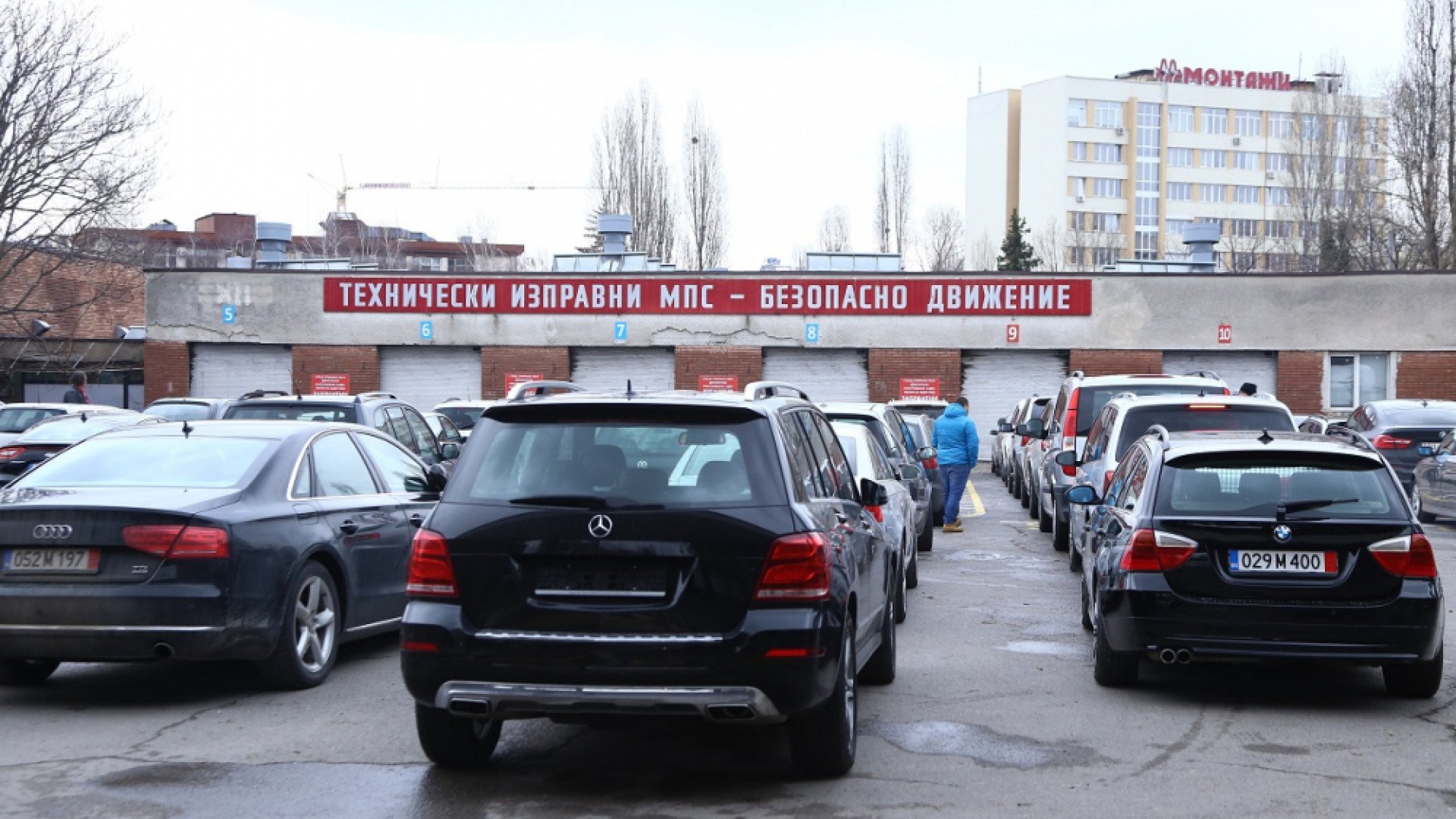 Пълен шок в КАТ във Велико Търново, никой не очакваше на гишето да наднича... СНИМКИ