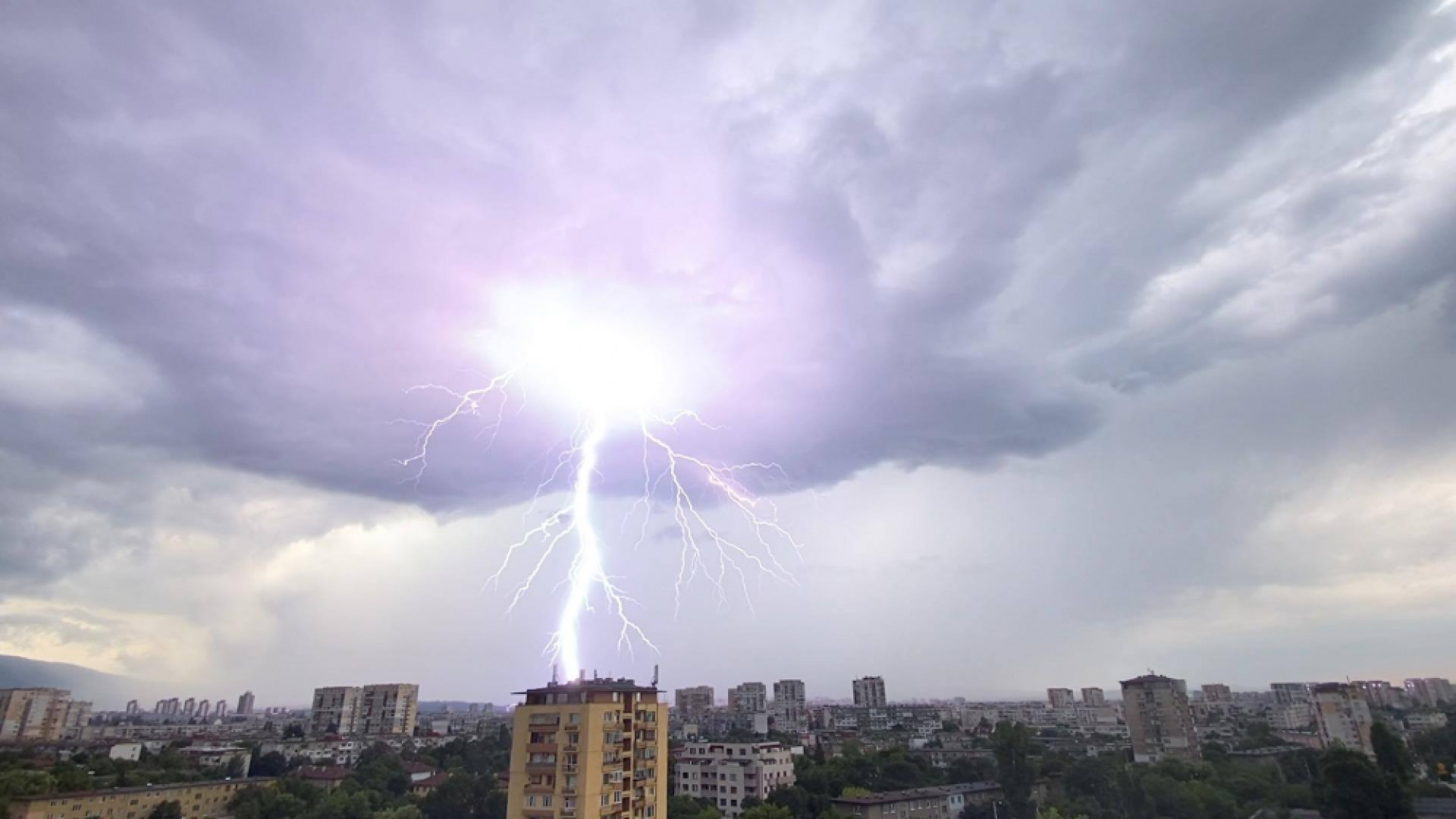 Мощна буря с градушка удари София, на "Хемус" е страшно! ВИДЕО