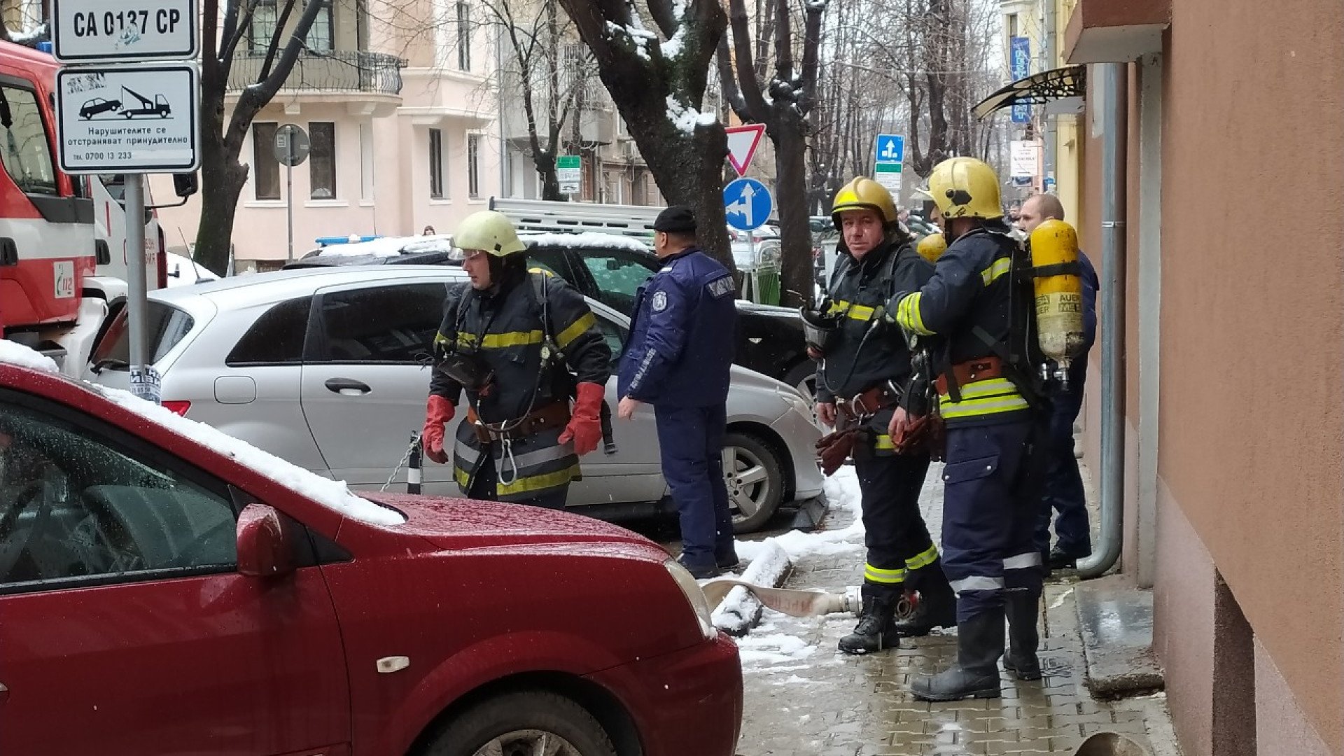 Само в БЛИЦ: Столичен квартал почерня от полицаи и пожарни