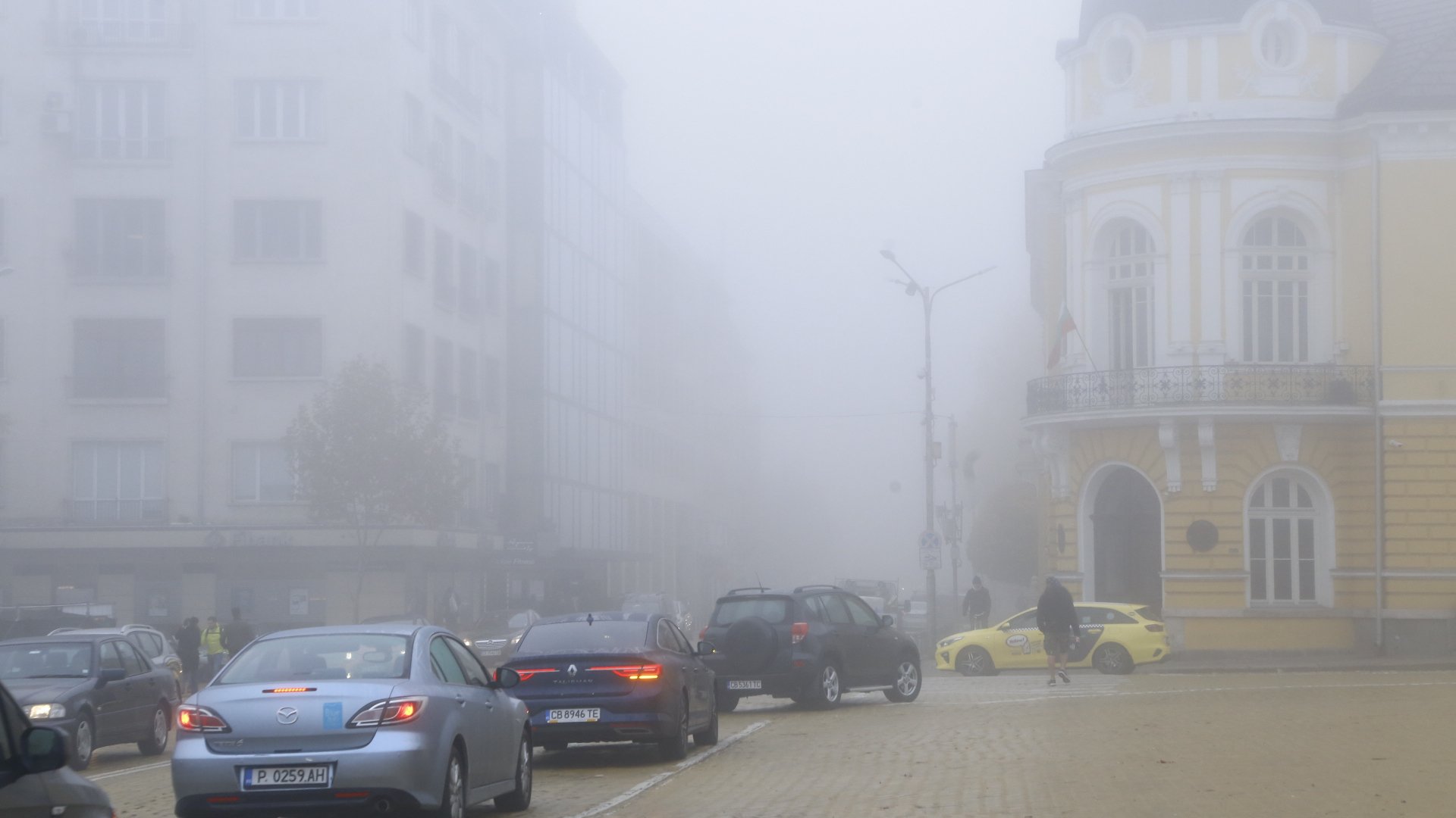 Опасни явления сковават страната, в големите градове ще е ад 