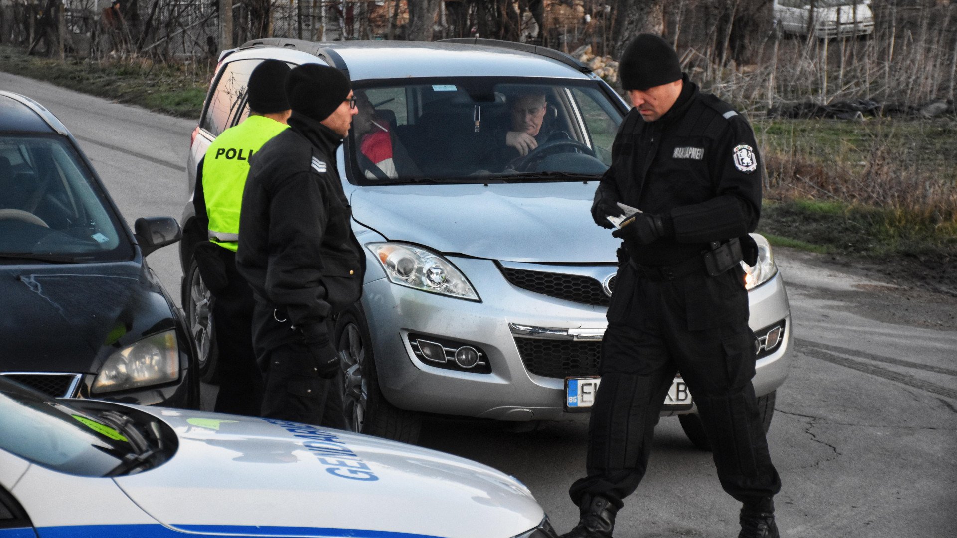 Поздрави от Пламен и дай 30 бона: Възрастна жена си скубе косите ВИДЕО