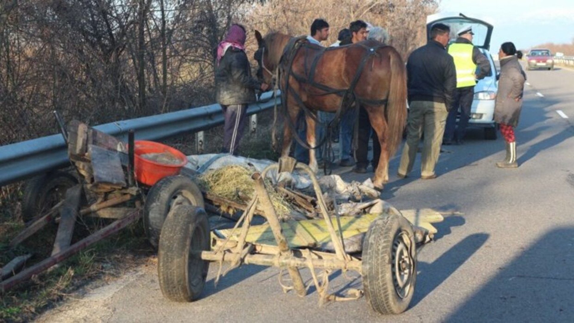 Зверски сблъсък с каруца в Пазарджишко, мъж и жена са...