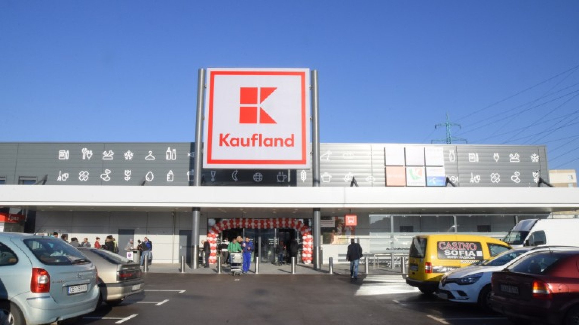 Мъж изуми хората от опашката в Kaufland с покупките си СНИМКА