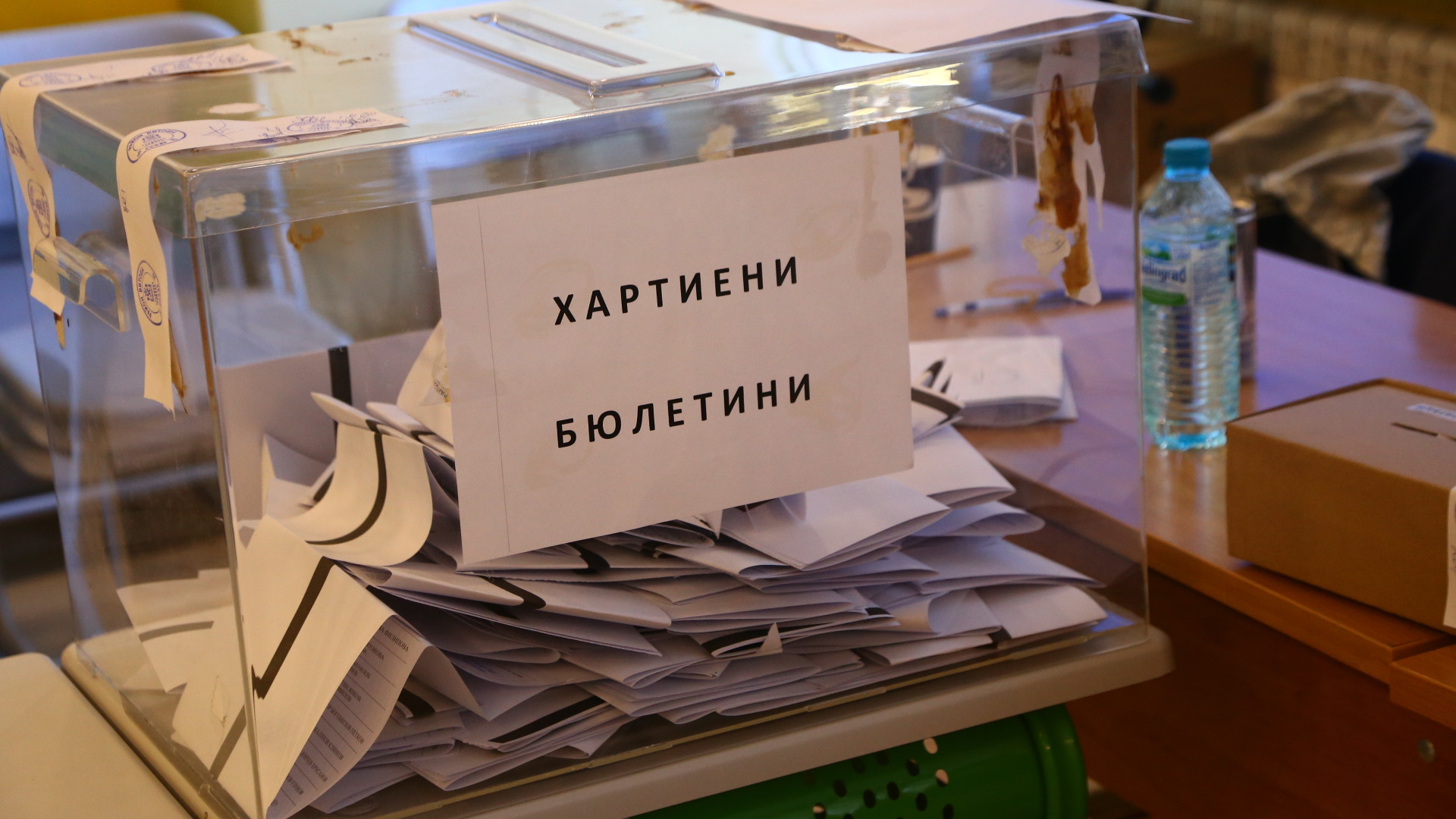 Радев издаде указ за избори на 20 октомври, но във...